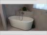 Badezimmer mit der freistehenden Badewanne Almeria 168