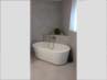 Badezimmer mit der freistehenden Badewanne Almeria 168