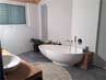 Badezimmer mit der freistehenden Badewanne Campione