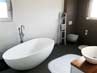 Badezimmer mit der freistehenden Badewanne Luino