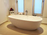 Badezimmer mit der freistehenden Badewanne Luino Grande