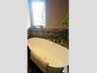 Badezimmer mit der freistehenden Badewanne Luino Grande