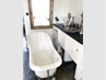Badezimmer mit der freistehenden Nostalgie Badewanne Oldham
