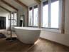 Badezimmer mit der freistehenden Badewanne Piemont