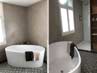 Badezimmer mit der freistehenden Badewanne Varese