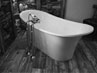 Badezimmer mit der freistehenden Nostalgie Badewanne Verona