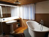 Badezimmer mit der freistehenden Nostalgie Badewanne Verona